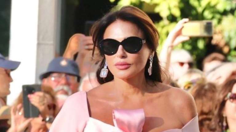 Σήλια Κριθαριώτη: Βραδινή εξόρμηση στην Πλάκα - Με ρομαντική διάθεση η σχεδιάστρια