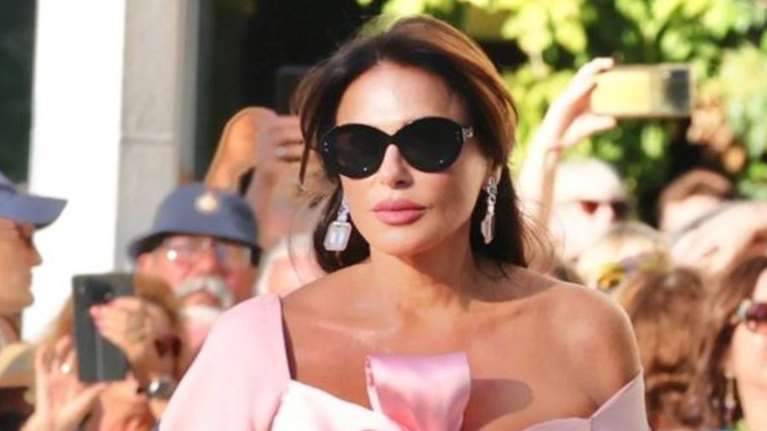 Σήλια Κριθαριώτη: Εντυπωσιακή με δερμάτινη δημιουργία στο MadWalk - Στο front row με την Κίμπερλι Γκίλφοϊλ