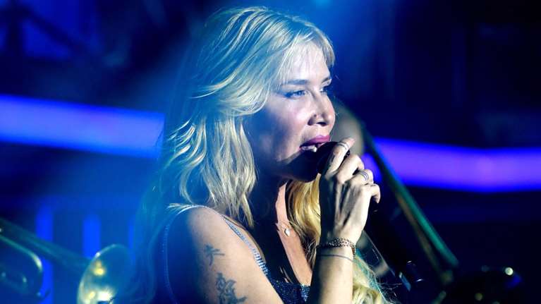 Η Πάολα έκανε επέμβαση στο πόδι και συνεχίζει τις εμφανίσεις: &quot;Μου έβαλαν βίδες, αλλά αγαπάω τη δουλειά μου&quot;