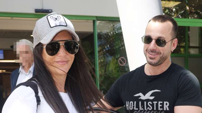 Έξοδος από το μαιευτήριο για την Ανθή Βούλγαρη: Με τον σύζυγό της και τον νεογέννητο γιο της