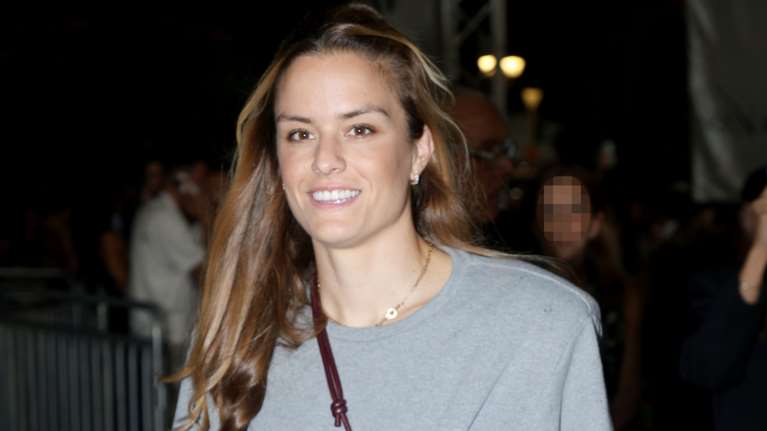 Μαρία Σάκκαρη: Η σπάνια δημόσια έξοδος στην Αθήνα με τζιν, ρετρό σνίκερς και mini bag Loewe αξίας 2.300€