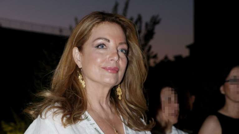 Άντζελα Γκερέκου: Εκθαμβωτική σε γάμο στην Κέρκυρα - Η μάξι τουνίκ με τα περίτεχνα χρυσά κεντήματα