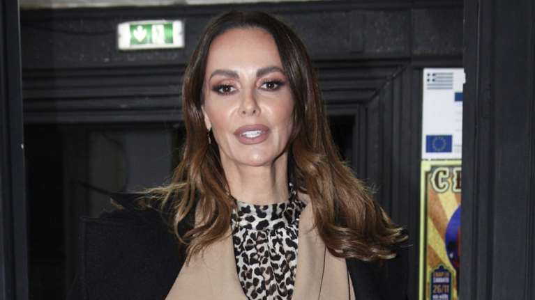 Μπέττυ Μαγγίρα: Η εμφάνιση με σταυροκούμπωτο καμηλό κοστούμι και τσάντα Prada αξίας 2.700 ευρώ