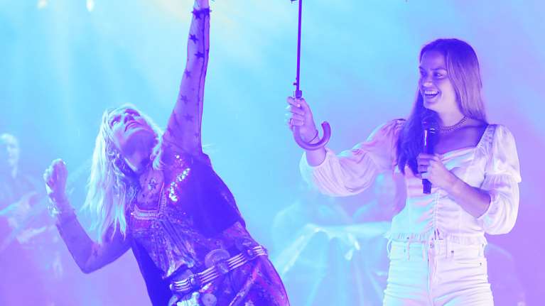 Η Μαρία Σάκκαρη έκανε μαθήματα... τένις πάνω στην σκηνή με την Άννα Βίσση [βίντεο]