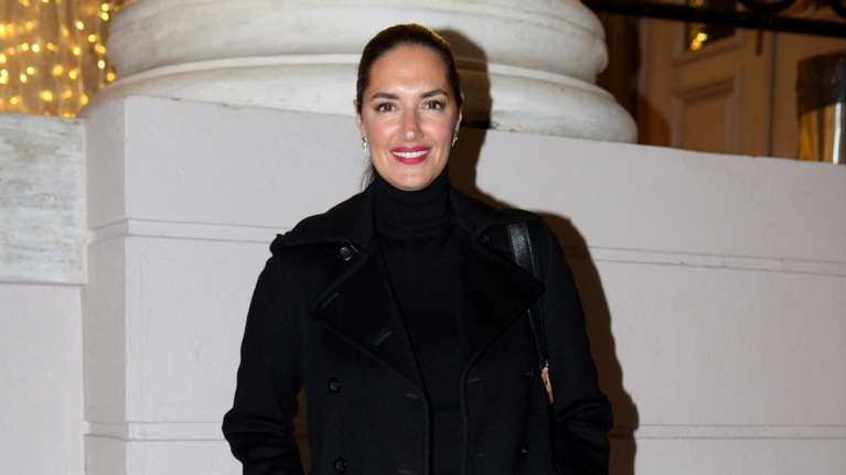 Μαθήματα κομψότητας από τη Νόνη Δούνια: Η minimal chic εμφάνιση που είναι ιδανική για βόλτες στην πόλη