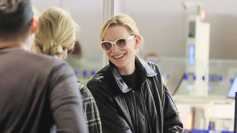 Η Κέιτ Μπλάνσετ casual και πολύ εντυπωσιακή στο αεροδρόμιο "Ελευθέριος Βενιζέλος"