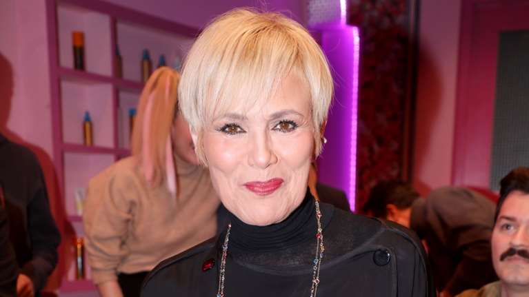 Κωνσταντίνα Μιχαήλ: Super chic ανοιξιάτικη εμφάνιση με κατακόκκινο κοστούμι και λευκά sneakers [εικόνα]