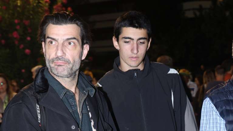 Ο Νίκος Κουρής με τον γιο του, Πέτρο στη συναυλία του Ρόμπι Γουίλιαμς