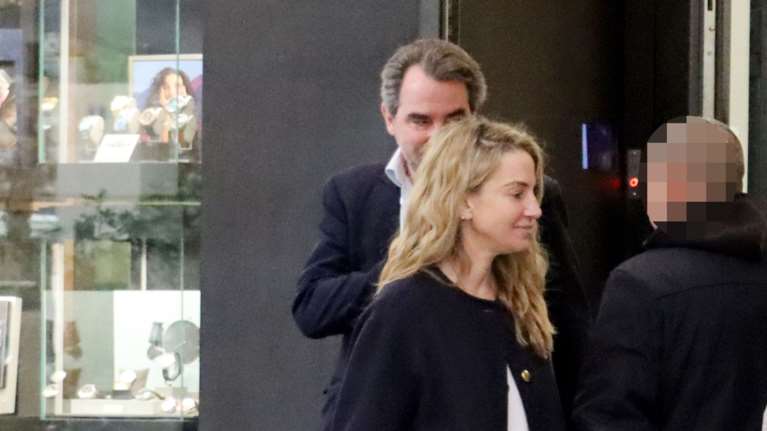 Χρυσή Βαρδινογιάννη: Σπάνια εμφάνιση σε εγκαίνια καταστήματος στο Σύνταγμα