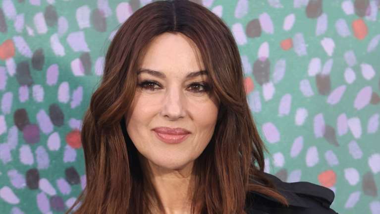 Μόνικα Μπελούτσι: Η επιτομή της θηλυκότητας με trench coat και over the knee μπότες Christian Louboutin