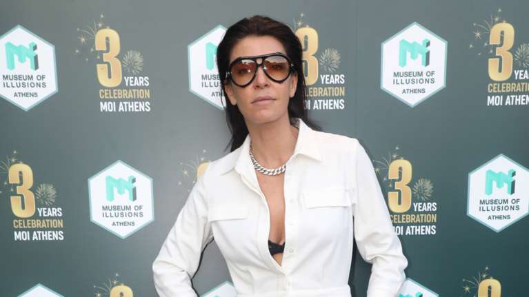 Μαρίνα Βερνίκου: Σπάνια έξοδος με την πανύψηλη κόρη της, Ντεμήλια, στο κέντρο της Αθήνας [εικόνες]