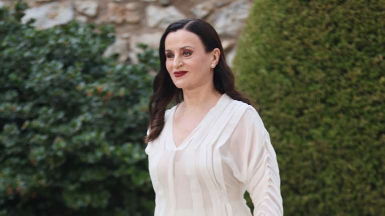 Καρυοφυλλιά Καραμπέτη: Με ανδρόγυνο outfit στο Ηρώδειο