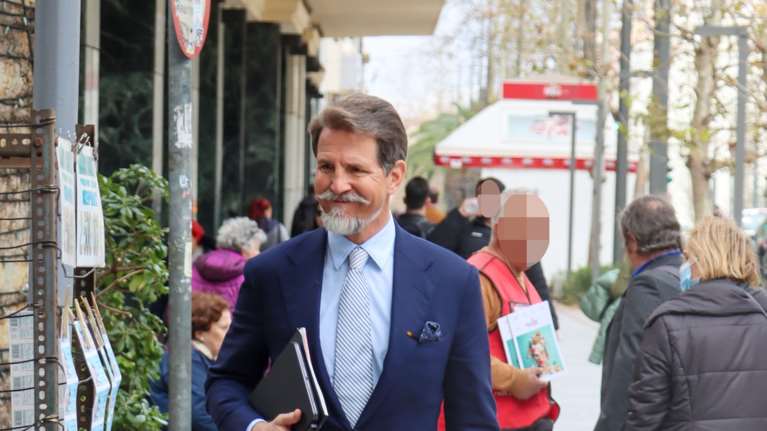 Ο Παύλος Ντε Γκρες χαμογελαστός στο κέντρο της Αθήνας - Με επίσημο look