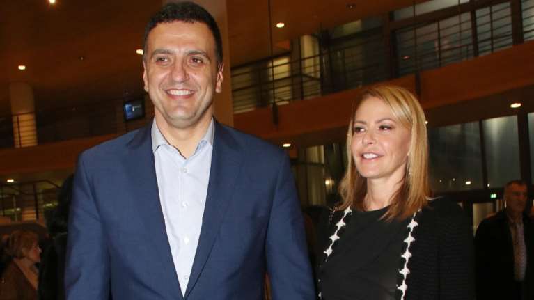 Η Τζένη Μπαλατσινού μας ανοίγει την τραπεζαρία του σπιτιού της - Παραδοσιακή με βοτσαλωτό δάπεδο