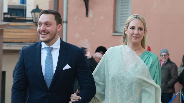 Κλειστό dinner για τη Θεοδώρα Ντε Γκρες- Με κόκκινο φόρεμα και λουλούδι στα μαλλιά