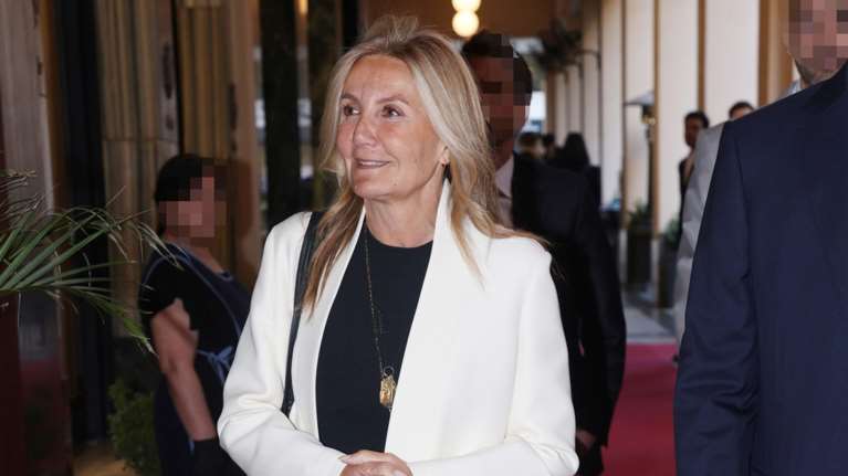 Μαρέβα Γκραμπόφσκι: Η εμφάνιση στο Παλλάς με λευκό σακάκι με κορδέλες και τα hot σνίκερς του 2024 - Πώς τα συνδύασε