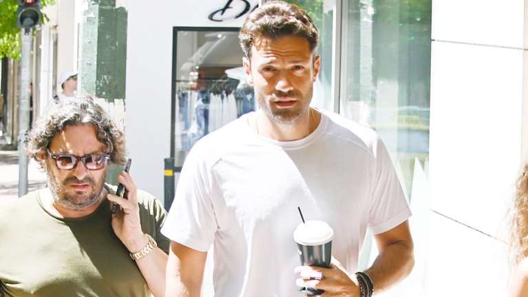 Κωνσταντίνος Αργυρός: Χαλαρή βόλτα στο Κολωνάκι - Ποιος επιχειρηματίας φίλος του ήταν μαζί [εικόνες]