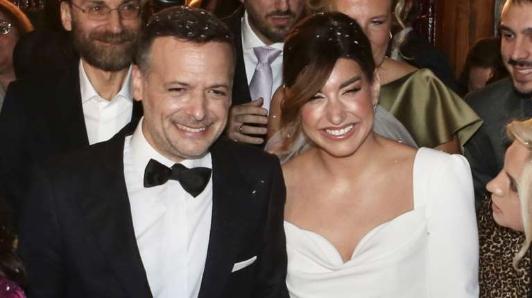 Γεωργία Πολυτάνου: Σε glam γιορτινό δείπνο η σύζυγος του Χάρη Δούκα - To διχτυωτό μπολερό της σε αναπάντεχη απόχρωση