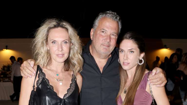 Εβελίνα Παπούλια: Η κομψή εμφάνισή της στην Ταράτσα του Φοίβου - Το ανδρόγυνο λουκ της