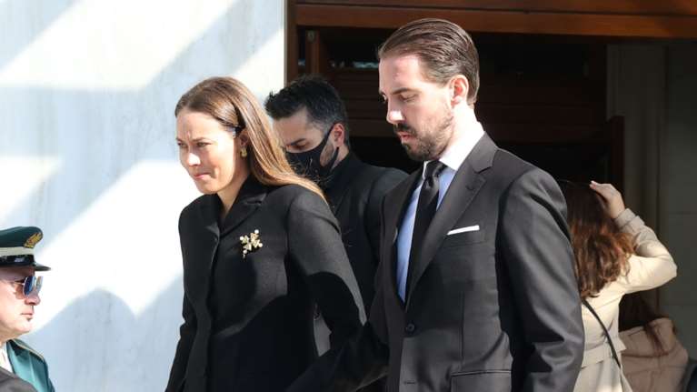 Φίλιππος - Νίνα Φλορ: Βόλτα με casual look στο Νότινγκ Χιλ - Με παλτό, τζιν και κασκόλ