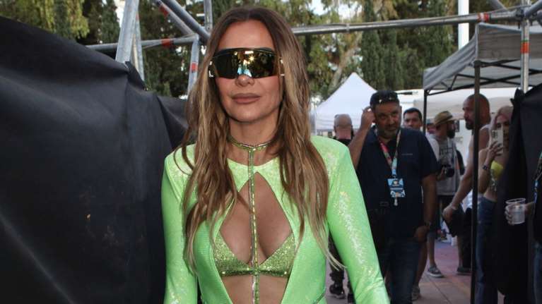 &quot;Μια κάμπια από τον Άρη&quot;: Η εμφάνιση της Δέσποινας Βανδή με neοn jumpsuit και τα καυστικά σχόλια στα social media