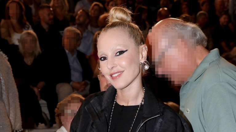 Τάμτα: Η extravagant εμφάνιση στο Ηρώδειο με gothic style και την πιο περίεργη τσάντα