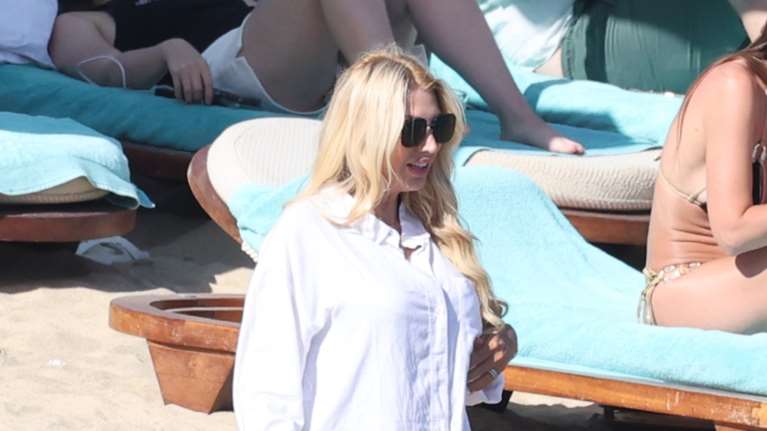 Κωνσταντίνα Σπυροπούλου: Στη Μύκονο με μαυρόασπρο μαγιό και λευκό πουκάμισο αντί για παρεό - Τα Hermes σανδάλια και η mini bag