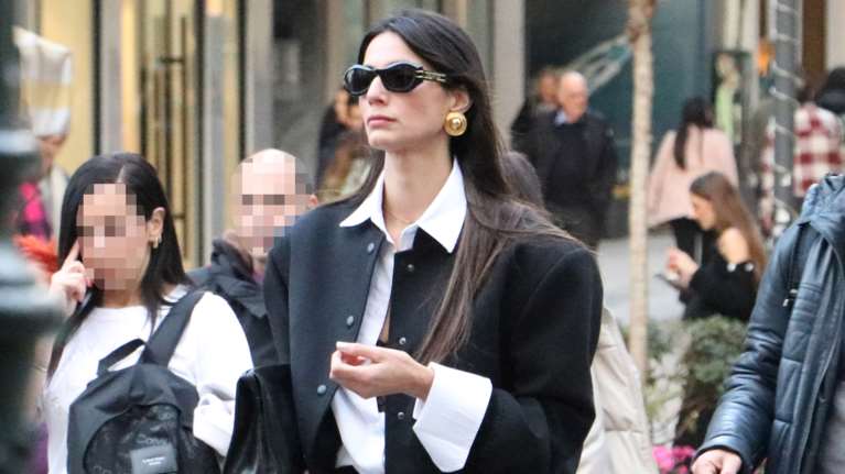 Her Style Rocks: Η Ηλιάνα Παπαγεωργίου με απίθανο oversized ταγιέρ και σνίκερς στο κέντρο της Αθήνας