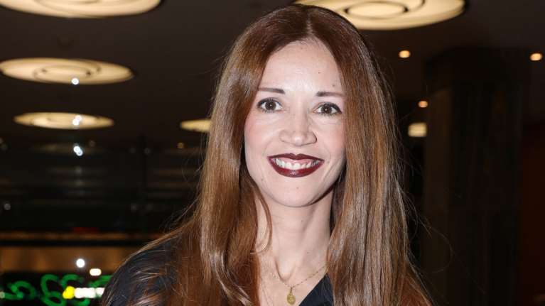 Ιωάννα Παππά: Αγνώριστη με ginger μαλλιά - Η νέα ανανεωμένη εμφάνιση και το killer body στα 45 της