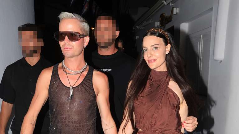 Χρυσοί κληρονόμοι στη Μύκονο: Αριάνα Ροκφέλερ και Τζακ Μόργκαν χέρι-χέρι στο Νησί των Ανέμων [εικόνες]