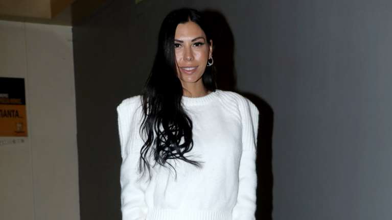 Ιωάννα Μπούκη: Με total white look στο θέατρο με τον Σρόιτερ και τις κόρες τους