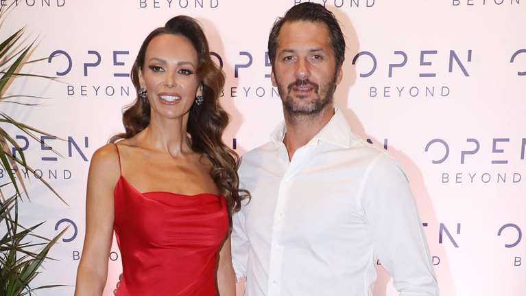 Μπέττυ Μαγγίρα: Εκθαμβωτική με κόκκινο slip dress μαζί με τον σύζυγό της Δημήτρη Μάζη