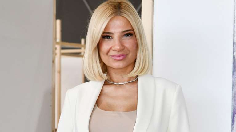 H Φαίη Σκορδά στην πλατεία Μητροπόλεως - Με off shoulder φόρεμα και μπλε πέδιλα