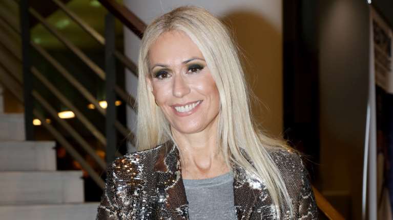 Μαρία Μπακοδήμου - Άρης Αργυρόπουλος: Μαμά και γιος ποζάρουν σε πολυτελές ξενοδοχείο με γιορτινά looks