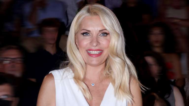 Ελένη Μενεγάκη: Ποζάρει στο σκάφος της με το μαγιό και αναζητά λίγη δροσιά [εικόνες]