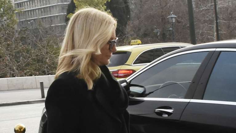 Μαρί Σαντάλ: Με total black look και μαυρόασπρη tote bag στην πρώτη εμφάνιση στην Αθήνα