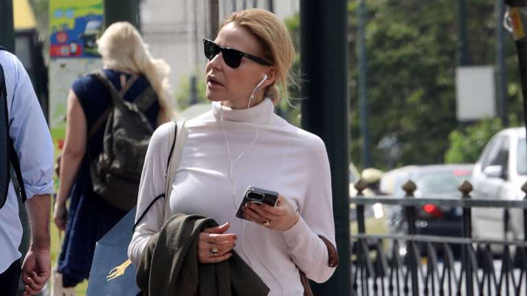 Τζένη Μπαλατσινού: Η υπερβολικά φθινοπωρινή εμφάνιση στο κέντρο της Αθήνας - Με ζιβάγκο και σακάκι