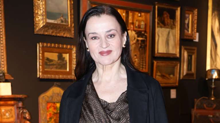 Διαχρονική κομψότητα: Η Καρυοφυλλιά Καραμπέτη επιβλητική και πανέμορφη σε εγκαίνια έκθεσης