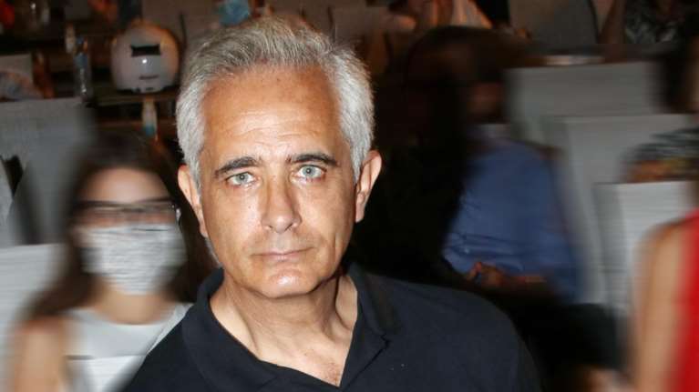 Ο Σωκράτης Αλαφούζος στην Επίδαυρο με τη σύντροφό του και την κούκλα κόρη του -Είναι ίδια η μαμά της