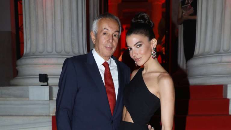 Ο Γιάννης και η Δήμητρα Κούστα παρέθεσαν γιορτινό δείπνο στην έπαυλή τους - "Ζαλίζει" η πολυτέλεια