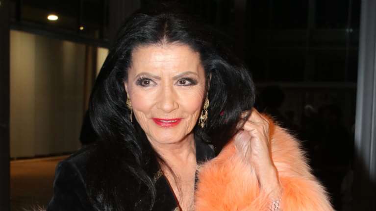 Αγέραστη η Ζωζώ Σαπουντζάκη:  &quot;Τα έσπασε&quot; χορεύοντας και τραγουδώντας με φίλους και συνεργάτες [Βίντεο]