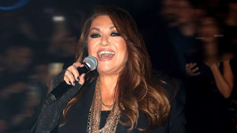 Καίτη Γαρμπή: Τα έδωσε όλα στη σκηνή με το απόλυτο rock glam look - Το βινίλ παντελόνι, τα κομμένα γάντια και ο γιος της