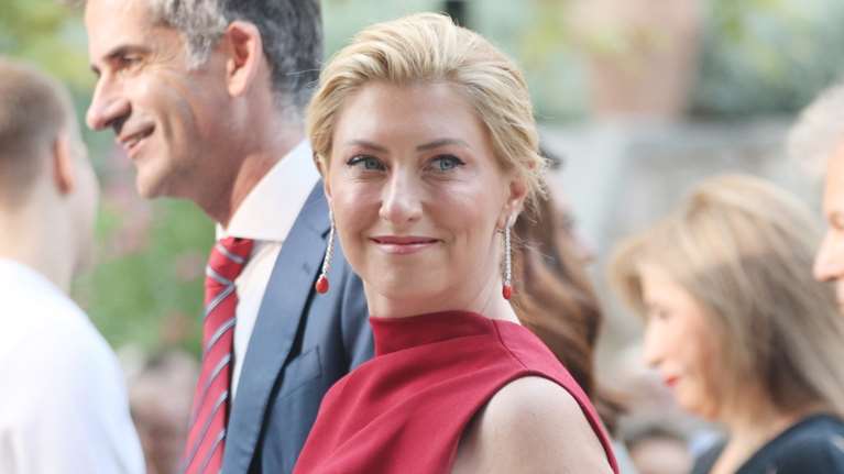 Με color blocking στο προεδρικό η Σία Κοσιώνη: Το δίχρωμο φόρεμα με το cape sleeve και τα τρία χρώματα που συνδύασε