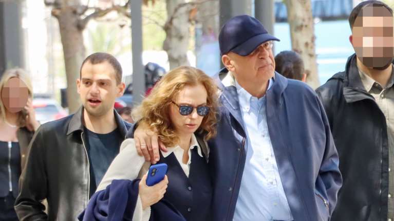 Νίκος Δένδιας: Αγκαλιά με τη σύζυγό του, Δάφνη, στο κέντρο της Αθήνας - Μαζί τους στη βόλτα και ο γιος τους, Στέφανος