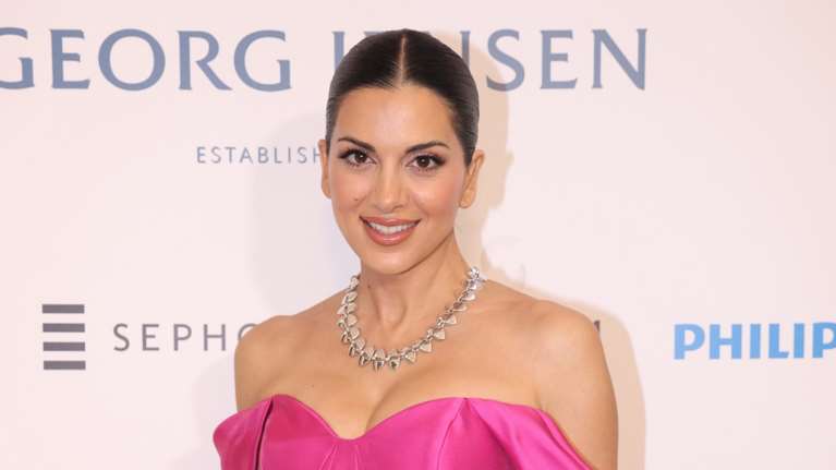 Σταματίνα Τσιμτσιλή: Ποζάρει με τα τρία παιδιά της στη Σιγκαπούρη - Το βραδινό look της με Dior και Chanel