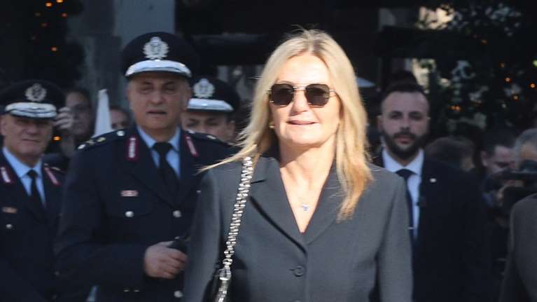 Η Μαρέβα Μητσοτάκη στην Αrt Athina 2025: Stylish και άνετη με σνίκερς