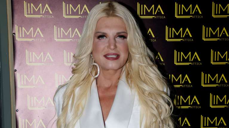 Μαρίνα Πατούλη: Η εντυπωσιακή εμφάνιση με total white look - Με μίνι φόρεμα και πούπουλα [εικόνες]