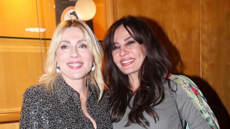 Σμαράγδα Καρύδη: Η επίσημη πρεμιέρα της παράστασης που σκηνοθετεί - Η ηχηρή απουσία του Θοδωρή Αθερίδη