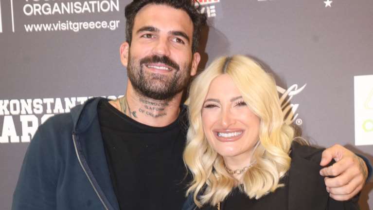 Ιωάννα Τούνη: Με μαύρο μπλέιζερ και crop top στον έβδομο μήνα της εγκυμοσύνης της