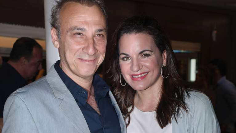 Όλγα Κεφαλογιάννη: Η λαμπερή εμφάνιση  με ονειρεμένη λευκή παντελόνα και ιδιαίτερα πέδιλα